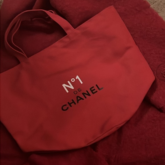 Handbags - Chanel No1 tote
